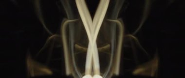 Siyah arkaplanda tütsülenmiş duman