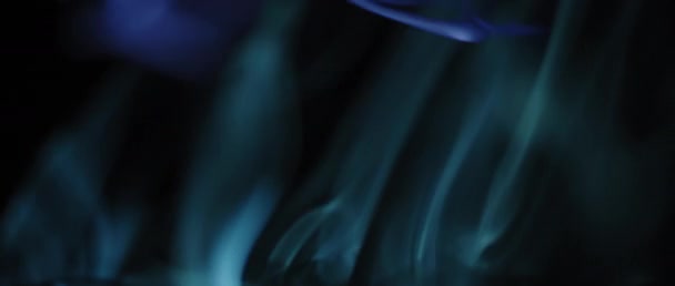 Krásný hedvábný kouř v modrých barvách — Stock video
