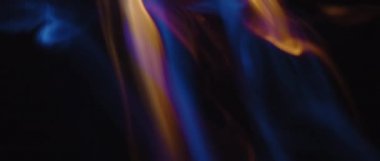 Güzel ipeksi duman yavaşça hareket ediyor. 