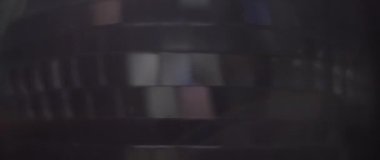 Soyut, dönen bir disko topunu vurdu