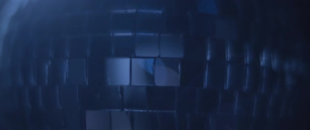Het blauwe licht schijnt op de discobal met stijgende rook — Stockvideo
