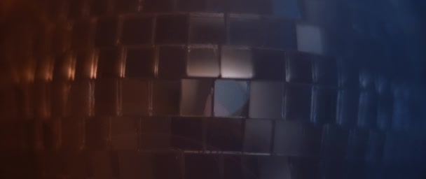 Gros plan de la boule de disco sarcelle et orange avec des éclairs de lentille brillant dessus — Video