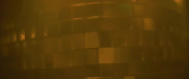 Egy forgó arany diszkógömb közelsége — Stock videók