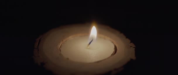 O singură lumânare suflată în întuneric — Videoclip de stoc