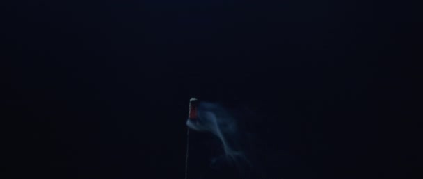 Ладан горит при сильном ветре — стоковое видео