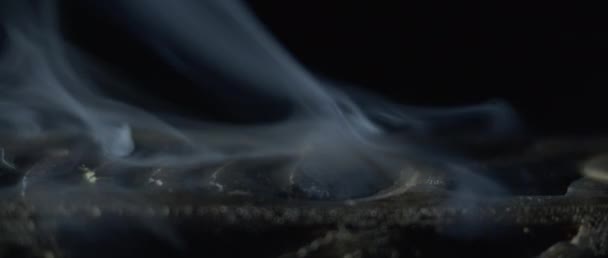 Biały dym wydobywający się z posiadacza kadzidła — Wideo stockowe