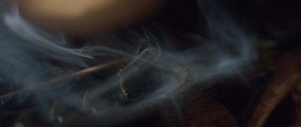 Close up de fumaça branca de incenso — Vídeo de Stock