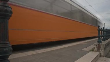 Şehir tramvaylarına binen insanların zaman aşımı