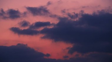 Gün batımında hızla hareket eden destansı fırtına bulutları