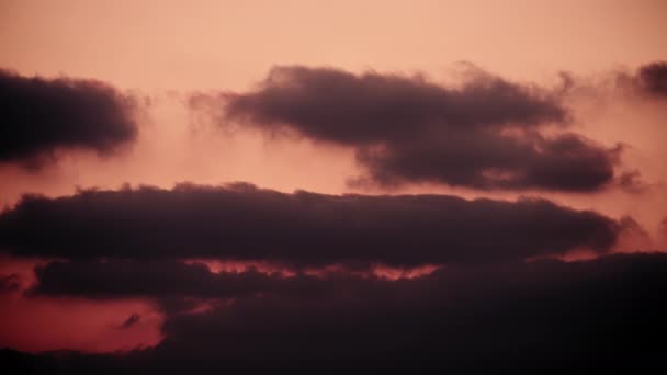 Облака движутся в красном небе на закате — стоковое видео