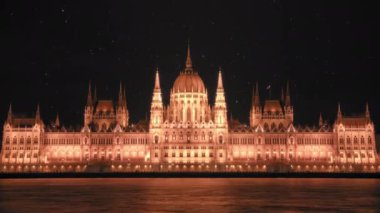 Macar Parlamentosu 'nun üstündeki yıldızlı gökyüzü 