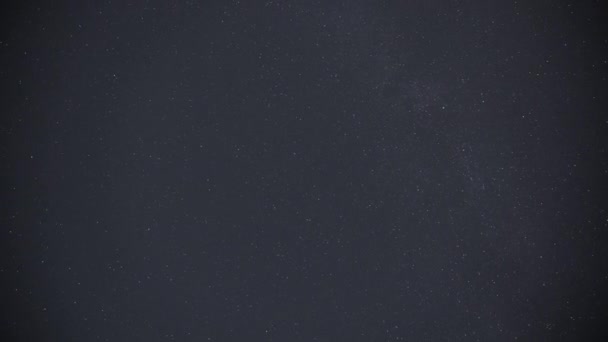 Hermoso cielo nocturno lleno de estrellas — Vídeos de Stock