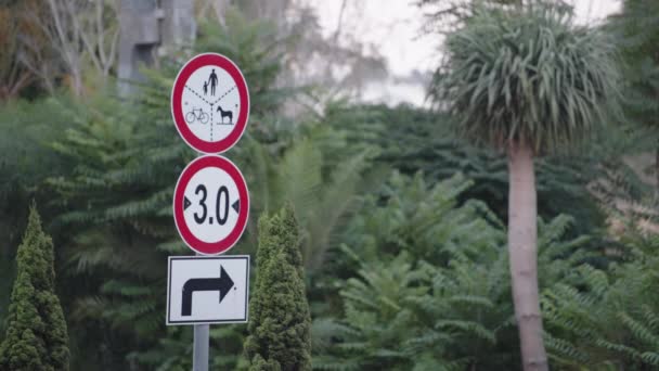 Verkehrsschild weist auf Einschränkungen hin — Stockvideo