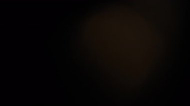 Gökkuşağı ışığı cam prizmadan sızıyor. 