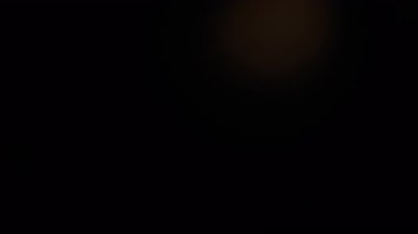 Otantik prizma yavaş çekimde örtüşür. 