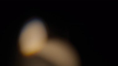 Prizma örtüleri ve sıcak ışıkta ışık sızıntısı. Yavaş çekim. 