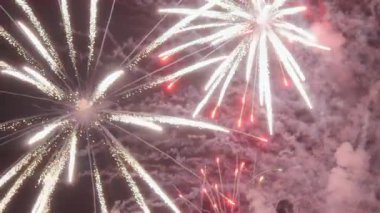 Bir kutlama sırasında gökyüzünde gerçek havai fişekler patlıyor. Yavaş çekim.