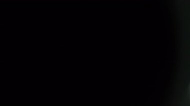 Işık sızdıran gradyan ve gökkuşağı renklerinin soyut prizmaları. 