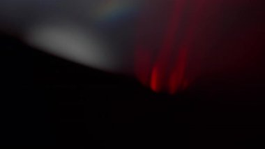 Kırmızı ışıkta prizma örtüşüyor ve ışık sızıyor. 