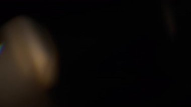 Işık sızıntıları ve cam prizmaları.