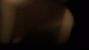 Otantik prizma sürüsü sıcak ve gökkuşağı renkleriyle örtülmüş. Yavaş çekim. 