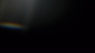 Işık sızıntılı gradyan renklerin soyut prizmaları.