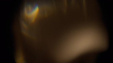 Cam prizmalardan oluşan yavaş çekim gökkuşağı ışık sızıntıları.