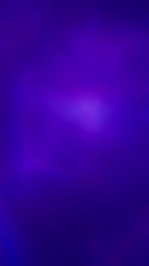 Dalgalı mavi ve mor ışıklar soyut bir şekilde akıyor. Dikey arkaplan. Yavaş çekim.