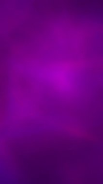 Soyut bir şekilde akan mor dalgalı ışıklar. Dikey arkaplan. Yavaş çekim.