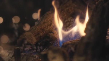 Sıcak şömine arka planda Noel ışıkları ile yanıyor. Kapat.. 