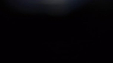 Otantik kırmızı ve mavi prizma paketleri yavaş çekimde örtüşür.