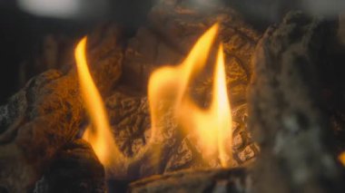 Evdeki şömine ateşini kapat. Yavaş çekim. 