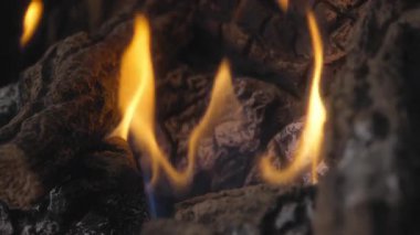 Evde yanan bir gaz şöminesinin kapağı sıcak bir atmosfer yaratıyor. Yavaş çekim. 