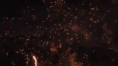 Bir kutlama sırasında gökyüzünde gerçek havai fişekler patlıyor..