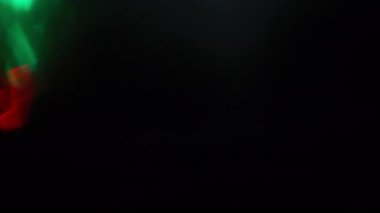 Soyut prizma gradyan yeşil ve kırmızı renkler ve ışık sızıntıları. Yavaş çekim. 