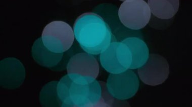 Gökyüzünde patlayan mavi havai fişeklerin soyut bokeh ışıkları. 