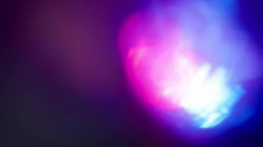 Yavaş çekimde cam prizma kırılmasından oluşan soyut renkli ışık sızıntıları. 