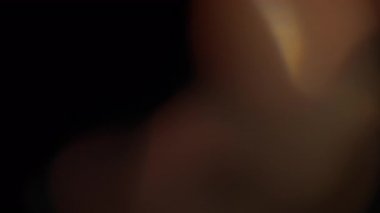 Gökkuşağı prizması paketleri ve ışık yavaş çekimde sızıyor.