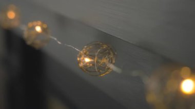 Şöminenin üstünde asılı bir Noel süsü. Yavaş çekim. 