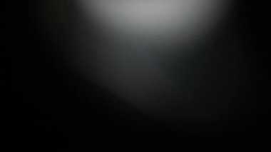 Yeşil ve kırmızı ışık sızıntıları ve gökkuşağı prizma kırılması örtüleri. Yavaş çekim.