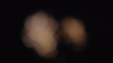 Bulanık Bokeh soyut bir gökyüzünde gerçek havai fişekler..