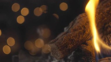 Sıcak şömine arka planda Noel ışıkları ile yanıyor. Kapat.. 