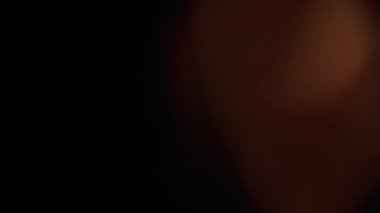 Işık sızıntıları ve cam prizması ağır çekimde kırılıyor.