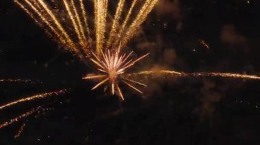 Gece gökyüzünde renkli havai fişek gösterisi. 