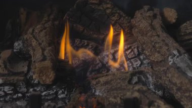 Evde yanan sıcacık bir şömine resmi. Yavaş çekim. 