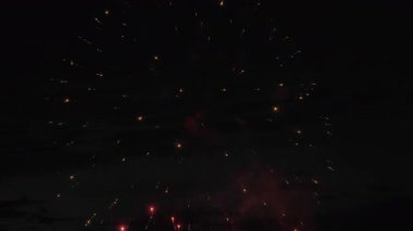 Havai fişekler gece gökyüzünü aydınlatıyor. Yavaş çekim. 