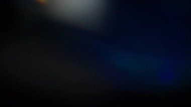 Cam prizma yansımasından oluşan bir sürü soyut ışık sızıntısı. Yavaş çekim. 