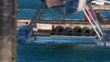 Limana yanaşan bir deniz uçağını kapatın.. 