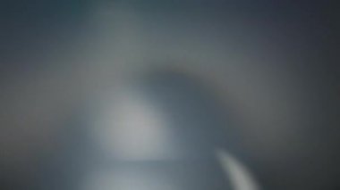 Cam prizmasından yansıyan bir sürü mavi ışık sızıntısı. Yavaş çekim. 