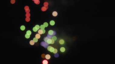 Havai fişeklerin soyut sahte ışıkları gökyüzünde patlıyor. Yavaş çekim. 